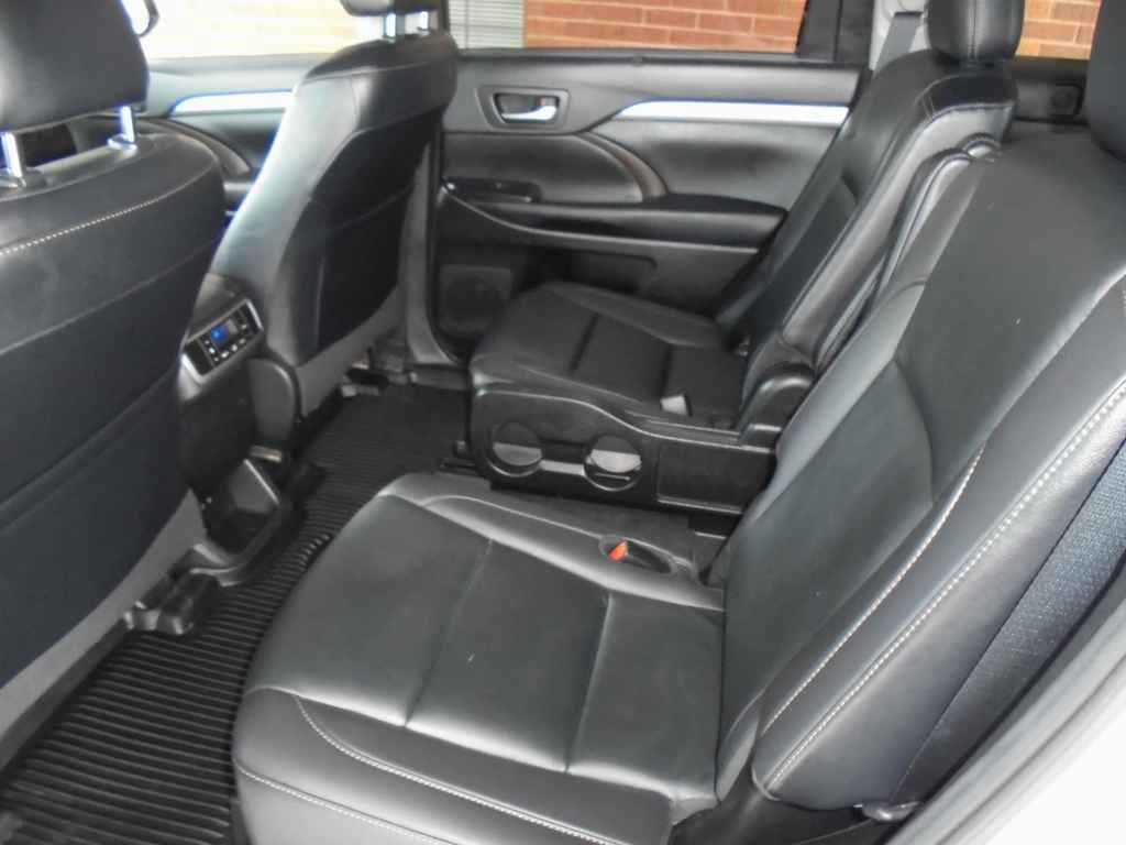 Used 2019 Toyota Highlander XLE AWD/4WD image 9