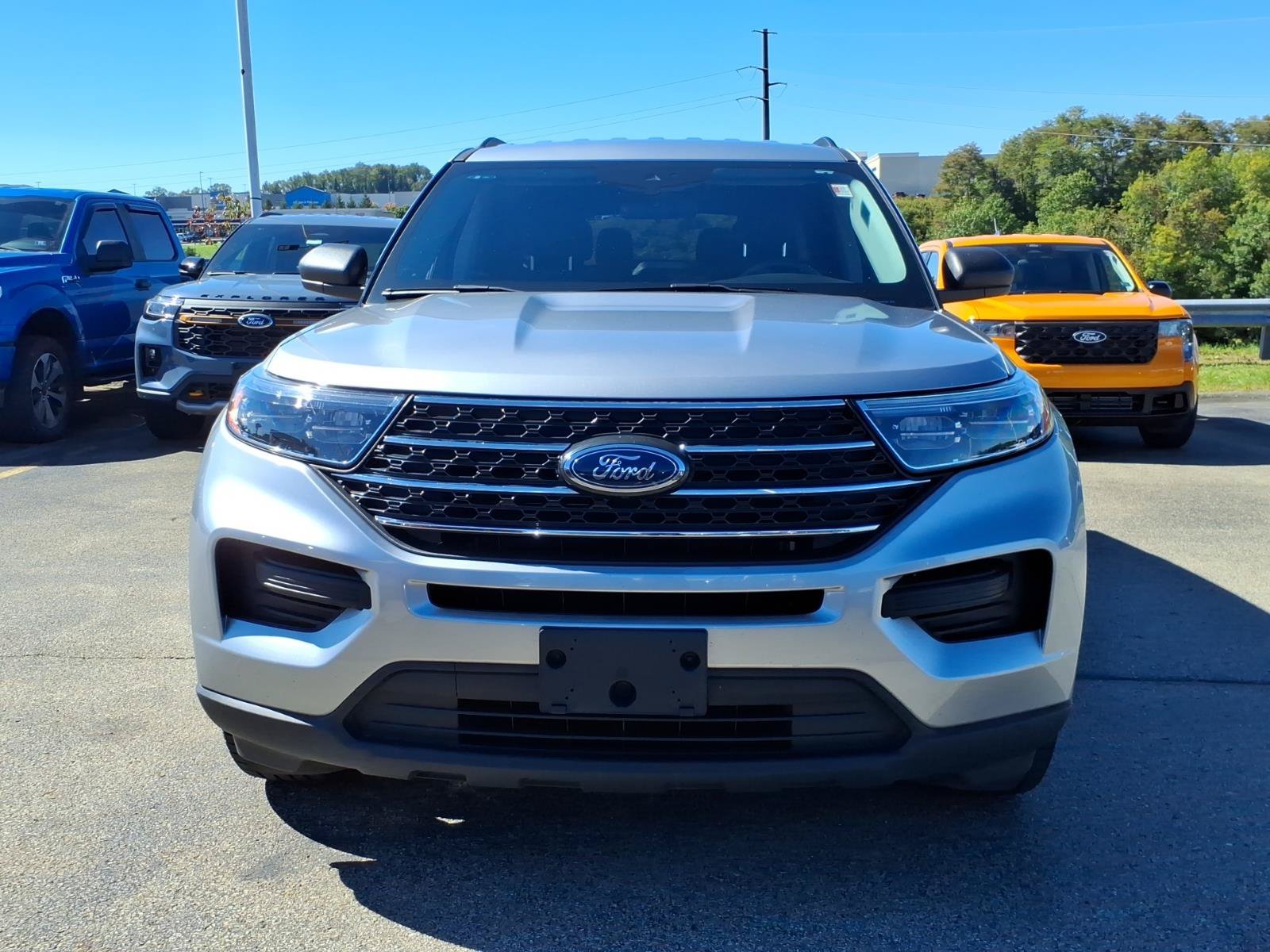 Used 2023 Ford Explorer XLT AWD/4WD image 2