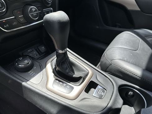 Used 2018 Jeep Cherokee Limited w/ High Altitude Package AWD/4WD image 27