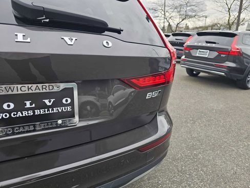 Certified 2025 Volvo V60 B5 Cross Country Plus AWD/4WD image 17