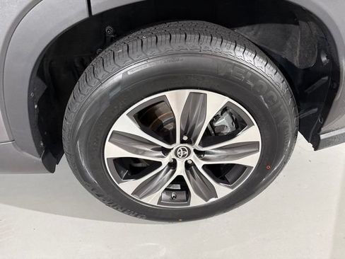 Used 2021 Toyota Highlander XLE FWD image 7