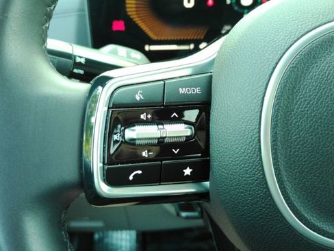 Used 2025 Kia Carnival FWD image 39