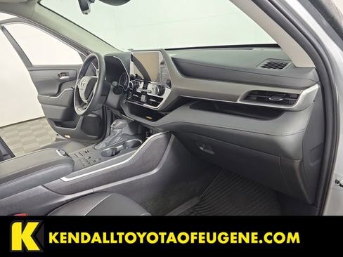 Used 2025 Toyota Highlander XLE image 21