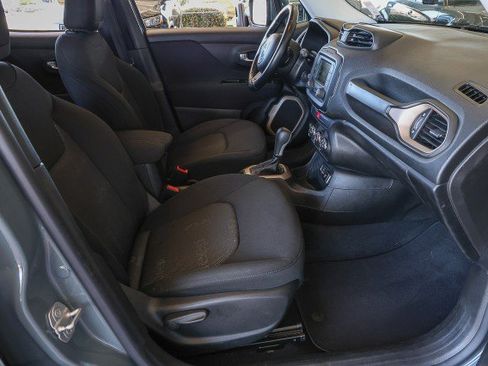 Used 2017 Jeep Renegade Latitude FWD image 29