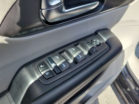 Used 2024 Chrysler Pacifica Touring-L FWD image 24