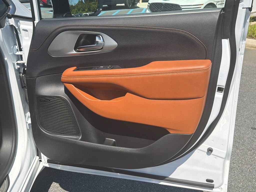 Used 2026 Chrysler Pacifica Pinnacle FWD image 16