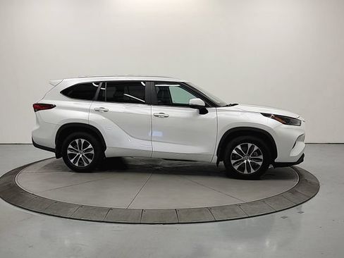 Used 2023 Toyota Highlander XLE FWD image 9