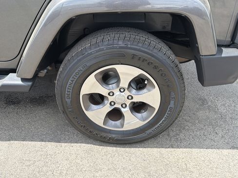 Used 2018 Jeep Wrangler Unlimited Sahara AWD/4WD image 25