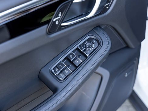 Certified 2026 Porsche Macan AWD/4WD image 27