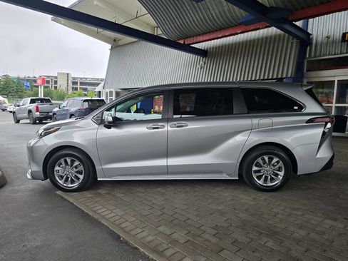 Used 2024 Toyota Sienna LE AWD/4WD image 8