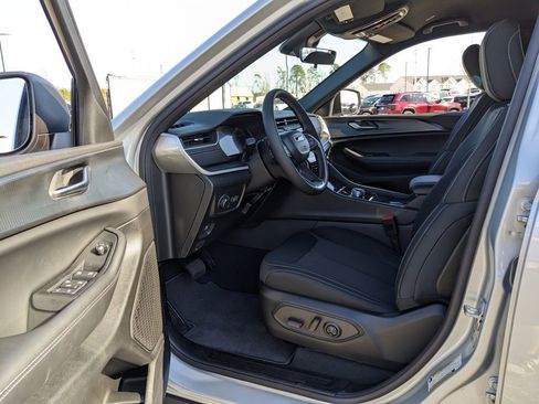 New 2025 Jeep Grand Cherokee Laredo image 31