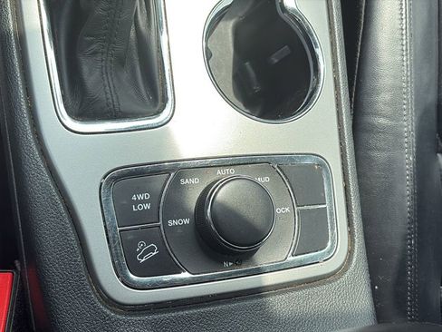 Used 2018 Jeep Grand Cherokee Limited image 24