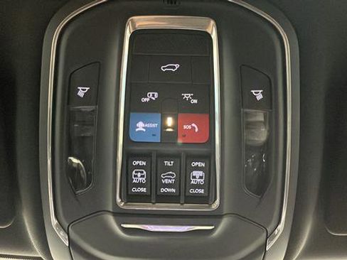 Used 2025 Jeep Grand Cherokee Limited w/ Black Appearance Package AWD/4WD image 32
