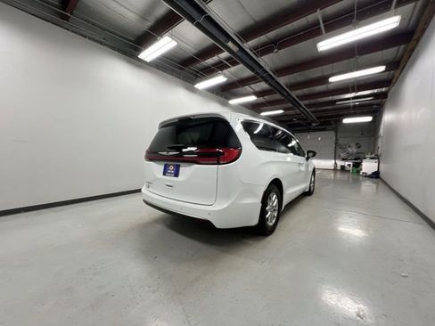 Used 2024 Chrysler Pacifica Touring-L image 8