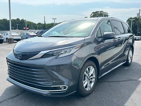 Used 2025 Toyota Sienna Limited FWD image 8