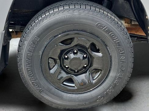 Used 2018 Toyota Tacoma SR image 8