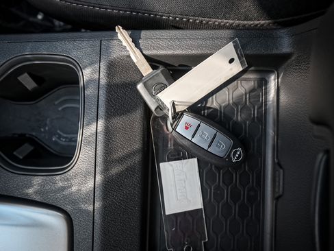 Used 2025 Nissan Frontier SV image 34