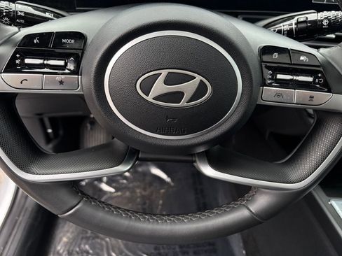 Used 2025 Hyundai Elantra Limited image 34