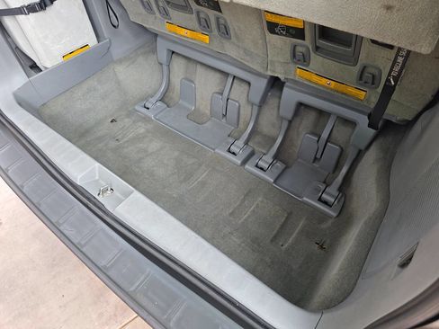 Used 2012 Toyota Sienna LE w/ Preferred Pkg FWD image 19