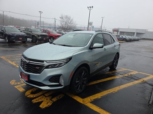 Used 2022 Chevrolet Equinox RS w/ LPO, Floor Liner Package image 9