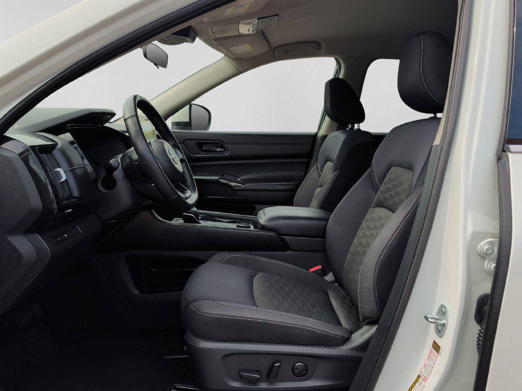 Used 2024 Nissan Pathfinder SV AWD/4WD image 16