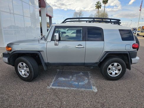 Used 2010 Toyota FJ Cruiser 4WD image 2