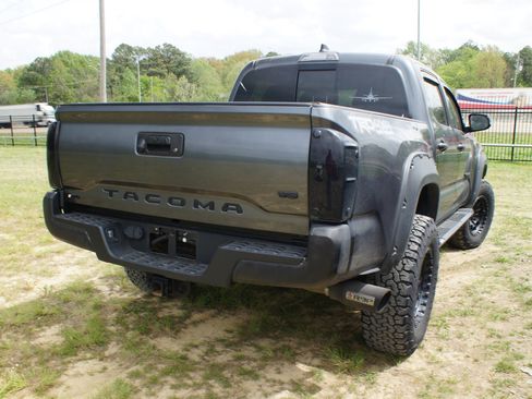 Used 2022 Toyota Tacoma TRD Off-Road image 5