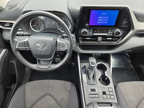 Used 2024 Toyota Highlander LE AWD/4WD image 12