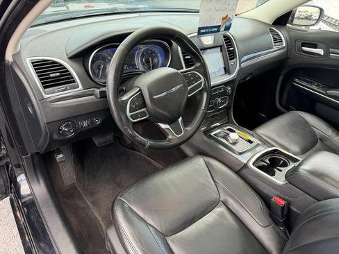 Used 2018 Chrysler 300 Touring L image 5