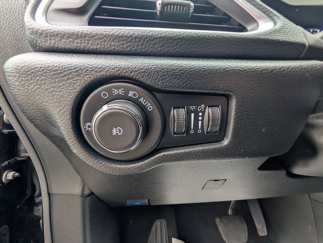 Used 2025 Chrysler Pacifica Limited FWD image 15