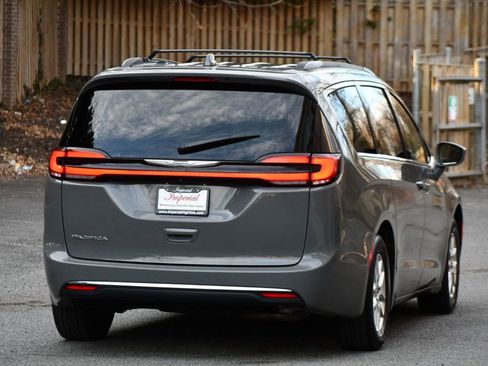 Used 2022 Chrysler Pacifica Touring-L image 7