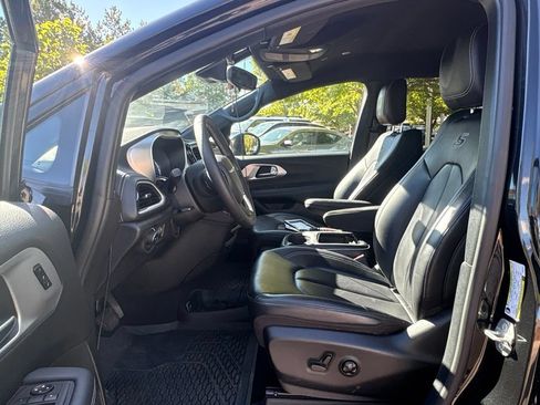 Used 2023 Chrysler Pacifica Touring-L w/ S Appearance Package FWD image 13