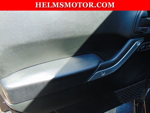 Used 2018 Jeep Wrangler Unlimited Sahara w/ Connectivity Group image 17