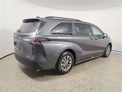 Used 2025 Toyota Sienna XLE image 5