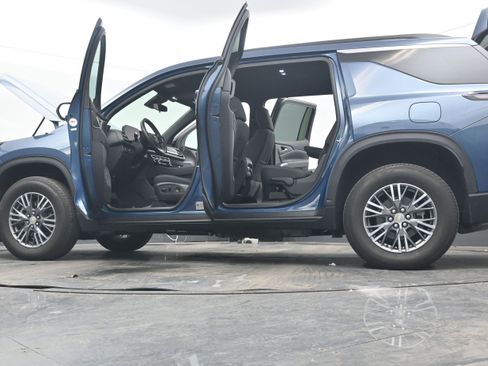 Used 2025 Chevrolet Traverse LT image 44