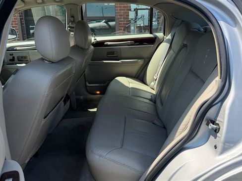 Used 2009 Lincoln Town Car Signature Limited RWD image 20