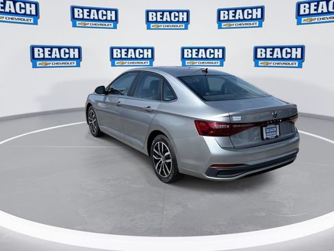 Used 2025 Volkswagen Jetta SE FWD image 6