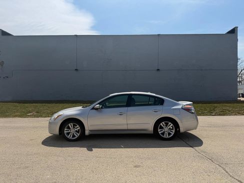 Used 2011 Nissan Altima 3.5 SR w/ 3.5SR Premium Pkg image 4
