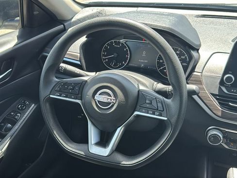 Used 2025 Nissan Altima 2.5 SV FWD image 24