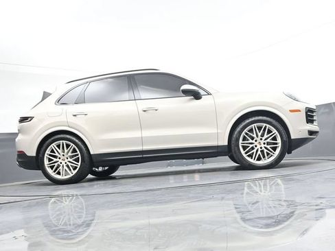 Used 2025 Porsche Cayenne AWD/4WD image 38