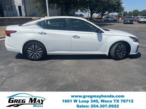 Used 2024 Nissan Altima 2.5 SV FWD image 2