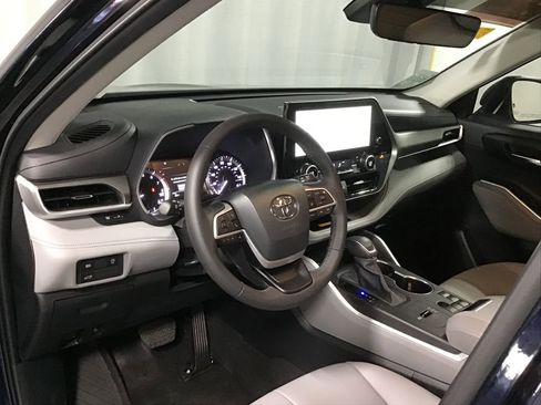 Used 2024 Toyota Highlander XLE FWD image 7