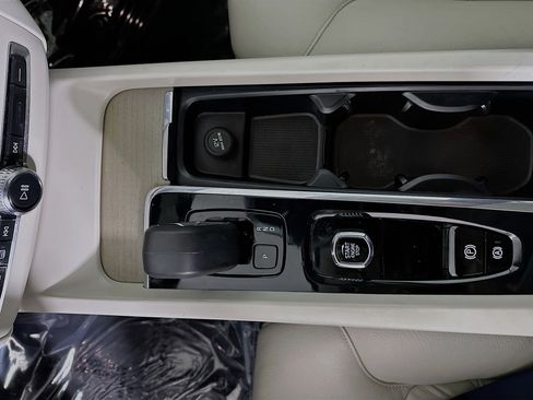 Used 2023 Volvo XC60 B5 Plus w/ Protection Package Premier image 22