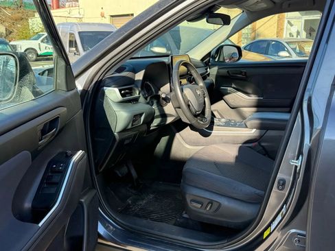 Used 2020 Toyota Highlander LE image 23