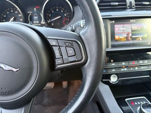Used 2017 Jaguar F-PACE Prestige image 31