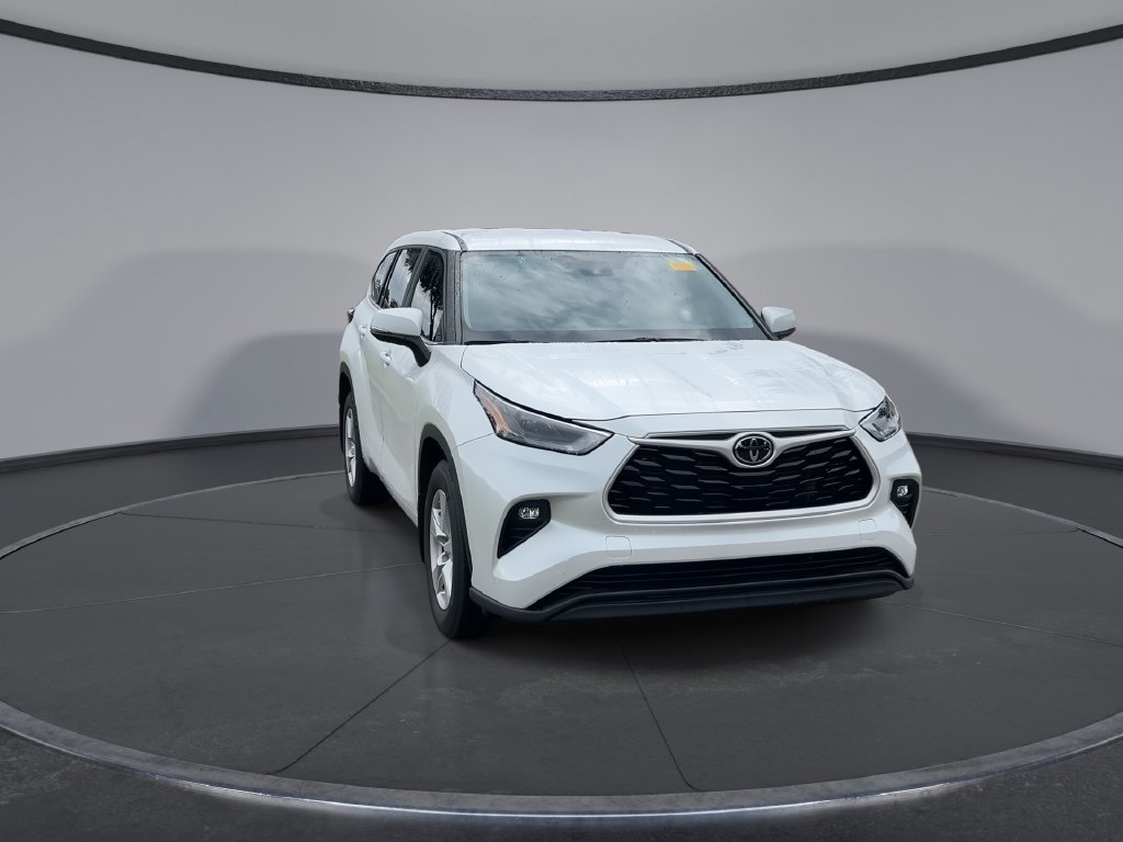 Used 2024 Toyota Highlander LE FWD image 3