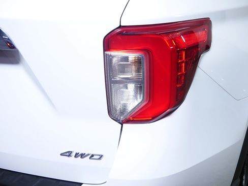Used 2023 Ford Explorer XLT AWD/4WD image 17