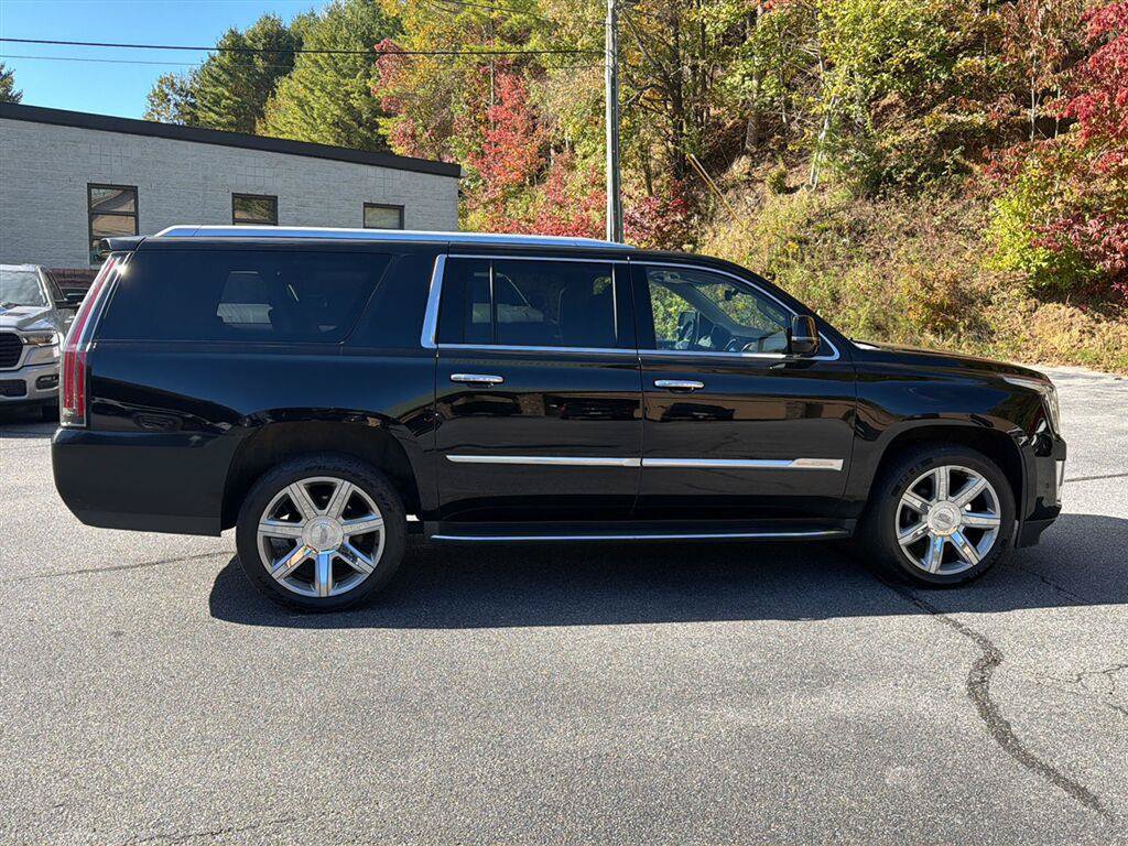 Used 2019 Cadillac Escalade ESV Luxury AWD/4WD image 3