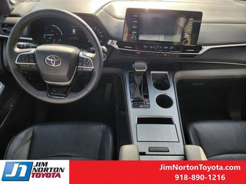 Used 2023 Toyota Sienna XLE Woodland Edition image 28