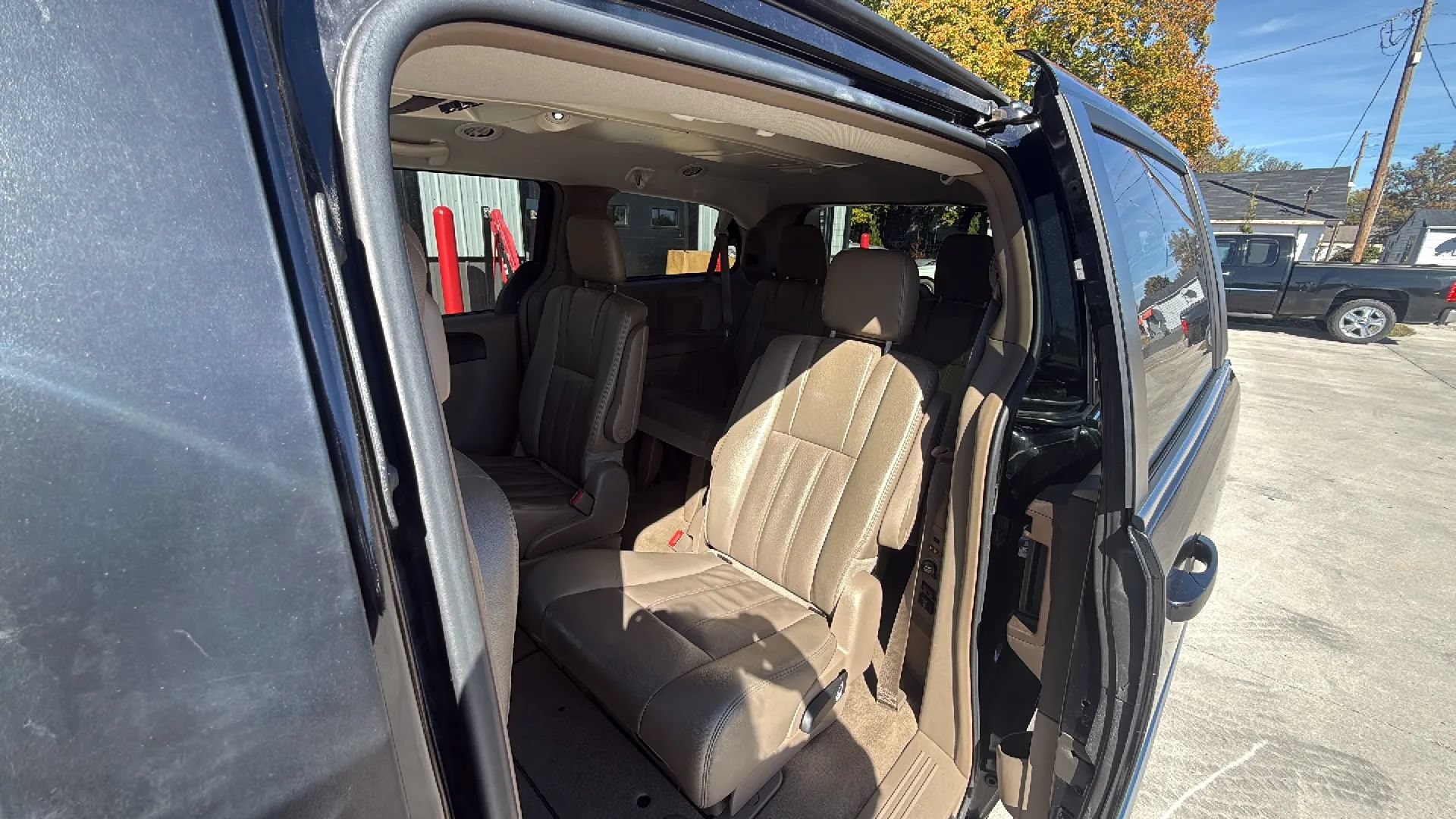 Used 2014 Chrysler Town & Country Touring FWD image 15